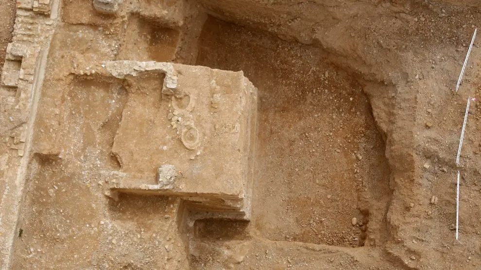 Vista cenital de uno de los cubos de la muralla aparecidos en el solar del paseo de María Agustín, 40.