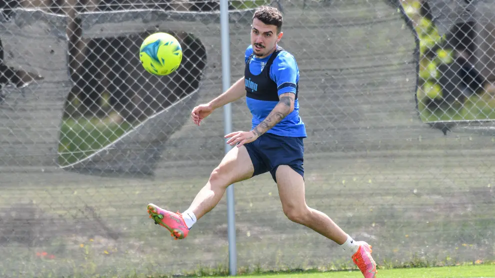 Joaquín Muñoz golpea la pelota en el entrenamiento de este jueves.
