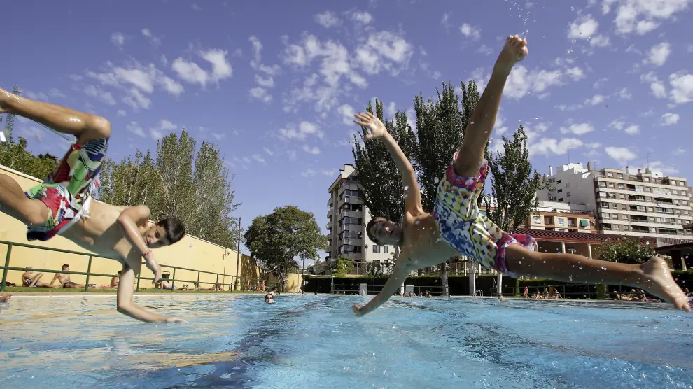 Bañistas en la piscina del Centro Deportivo Municipal Gran Vía, en Zaragoza.