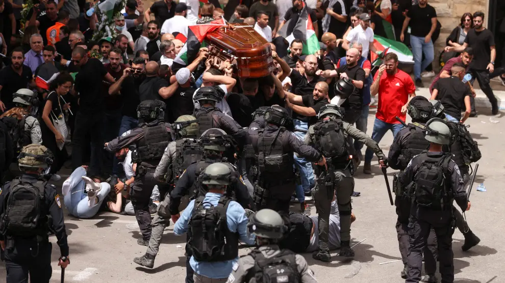 Enfrentamientos entre palestinos y policías israelíes durante el funeral de la periodista asesinada.
