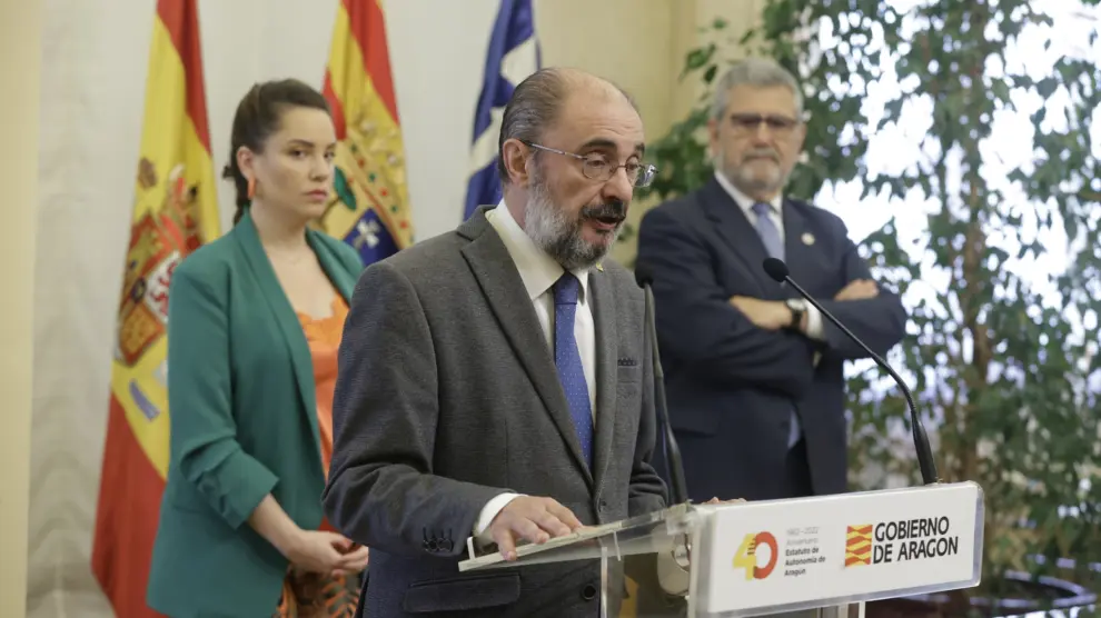 La consejera Maru Díaz, el presidente de Aragón, Javier Lambán, y el rector de la Universidad de Zaragoza, José Antonio Mayoral, tras firmar el nuevo contrato-programa 2022-2026.