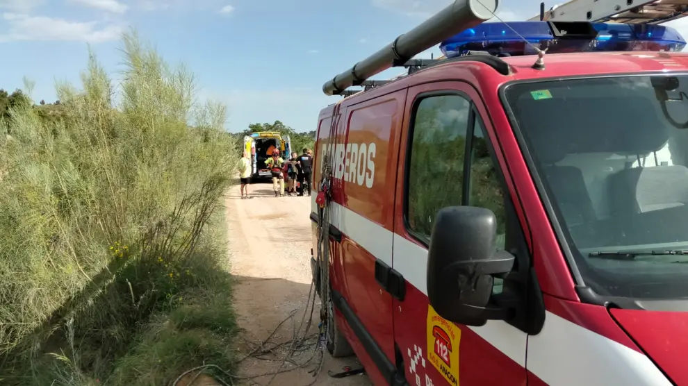 Sanitarios del 061 atendieron a la ciclista herida en Alcañiz.