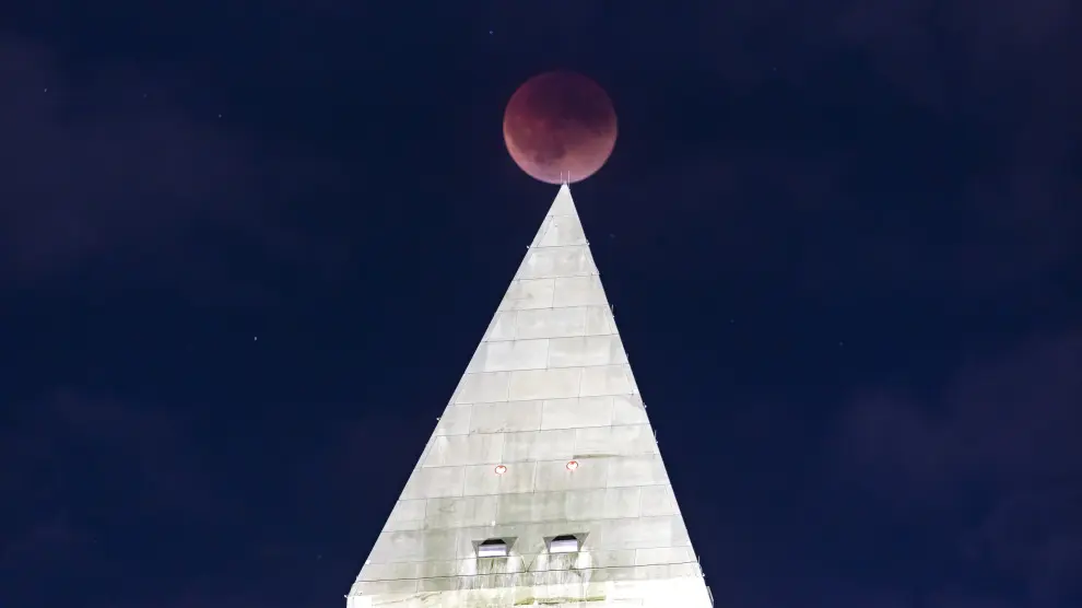 Super Flower Blood Moon lunar eclipse in Washington, DC