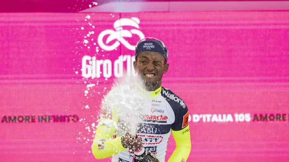 Girmay celebra la victoria en la décima etapa del Giro con incidente incluido.
