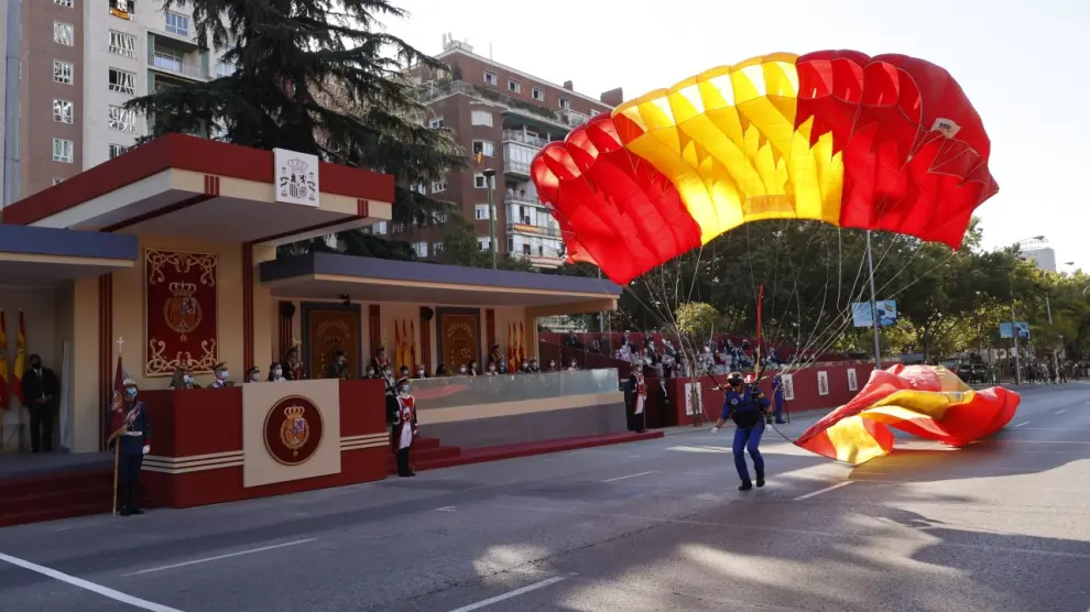 La llegada de la bandera gigante en un salto celebrado en el día de las Fuerzas Armadas en Madrid.