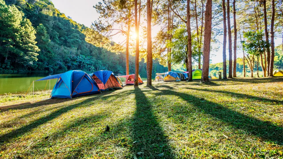 Muchas de las aventuras de primavera y verano acaban en un camping.