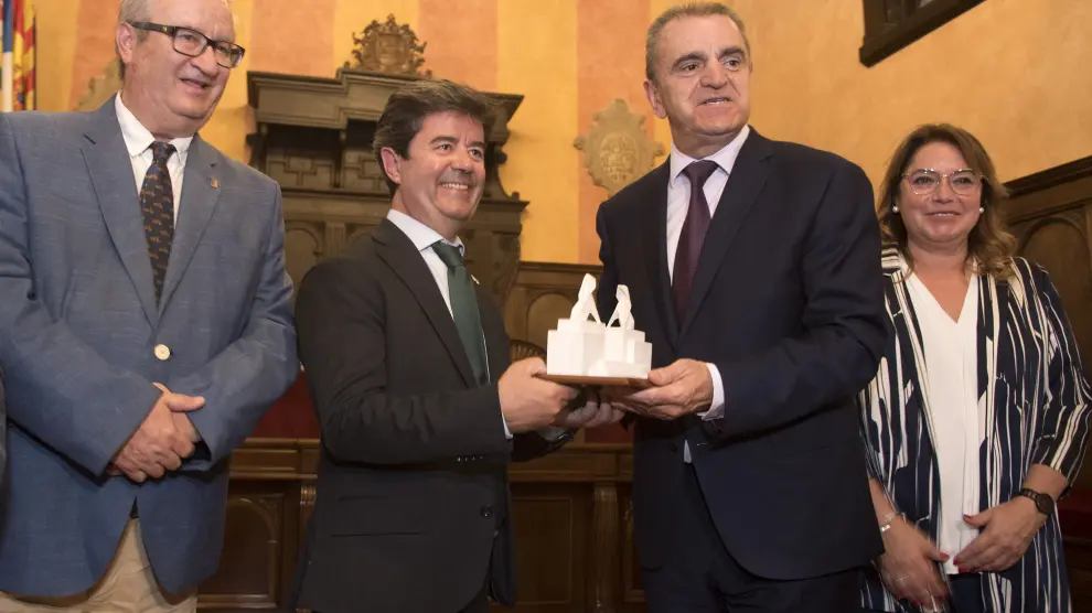 El secretario de Estado para el Deporte recibe unas pajaritas de manos del alcalde de Huesca.