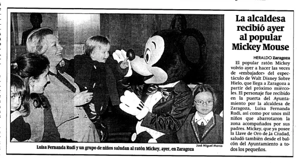 La alcaldesa Rudi recibe al ratón Mickey en 1996, cuando ya tenía las llaves de la ciudad.