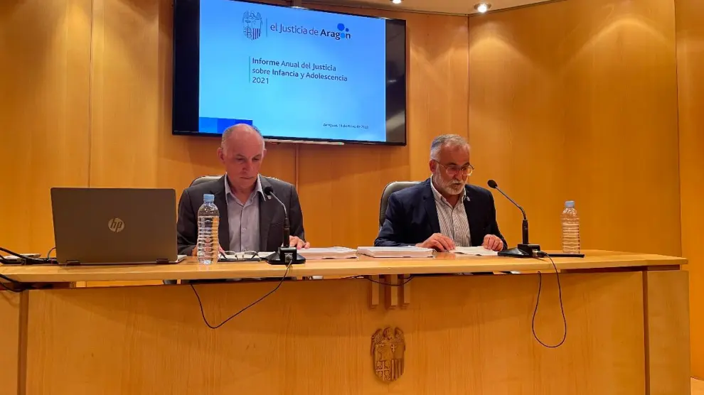 Andrés Esteban y Javier Hernández, este miércoles, en la presentación del informe del Justicia de Aragón sobre infancia y adolescencia