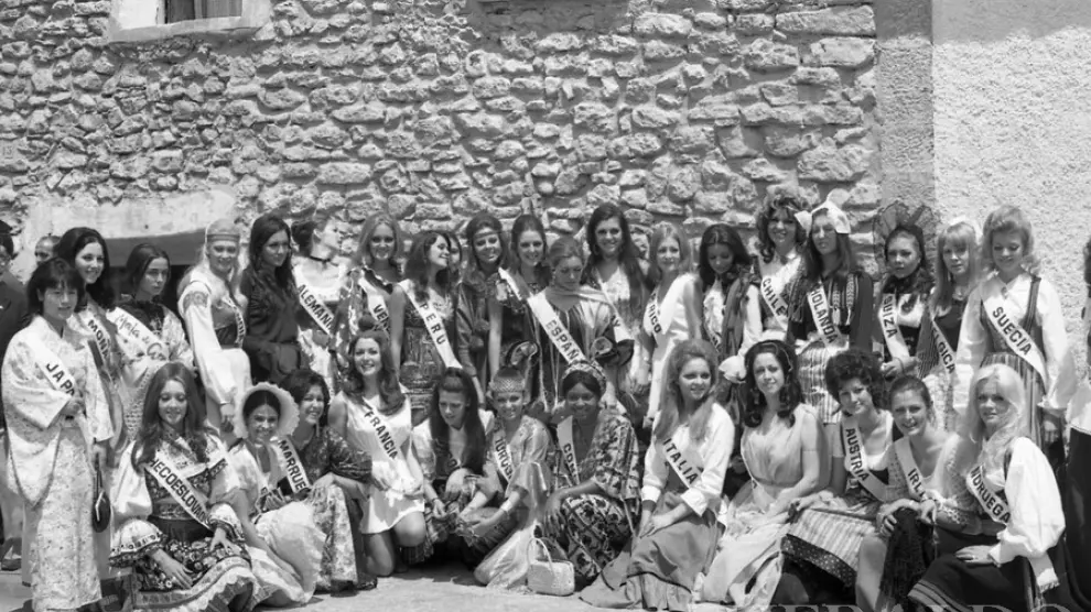Visita a Fuendetodos de las representantes del certamen de Maja Internacional celebrado en Zaragoza. 1970-1971