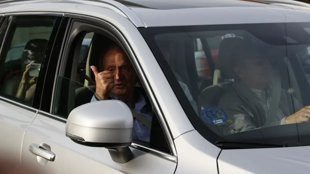 El rey Juan Carlos dice con un gesto que todo bien al llegar a casa de Campos