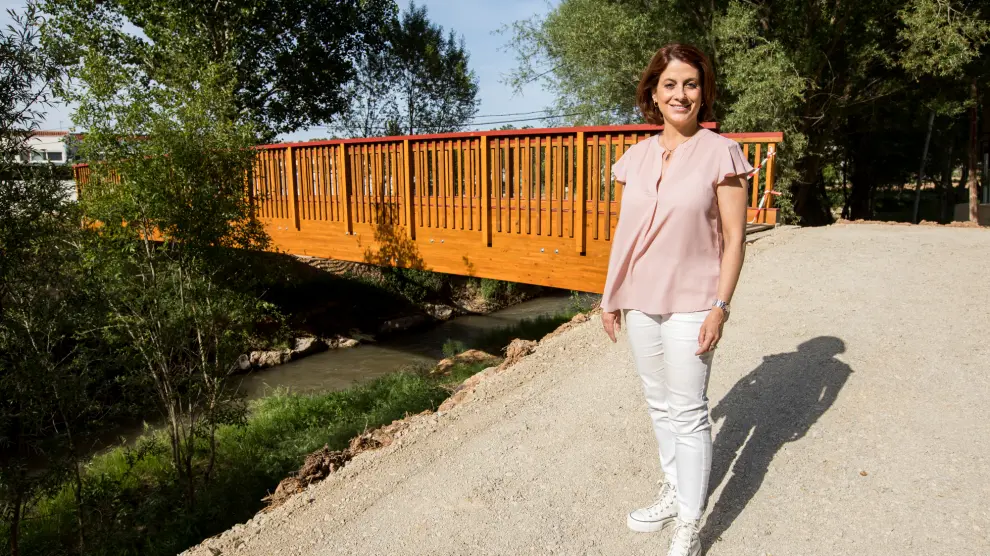La alcaldesa, Emma Buj, junto a una de las nuevas pasarelas que permiten cruzar el Turia cerca del nacimiento.