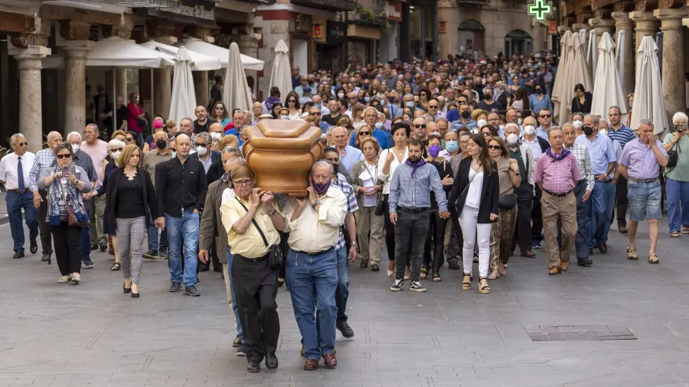 La multitudinaria comitiva fúnebre, a su paso por la plaza del Torico.