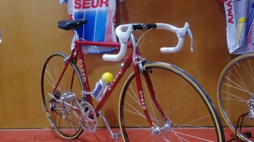 Bicicleta y maillot utilizados por Álvaro Pino, ganador de la Vuelta en 1986, expuesta en Teruel.