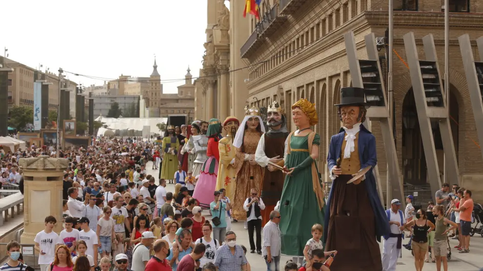 Han participado Gigantes de Huesca y Gigantes de Teruel, así como la Asociación de Gaiteros de Aragón. Todos ellos han formado un pasacalles por la plaza del Pilar, Don Jaime, Espoz y Mina, calle Alfonso I, Plaza del Pilar.