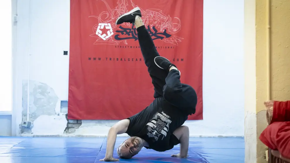 Extremo se marca una pose de 'breaking' en su local de entrenamiento de Zaragoza.