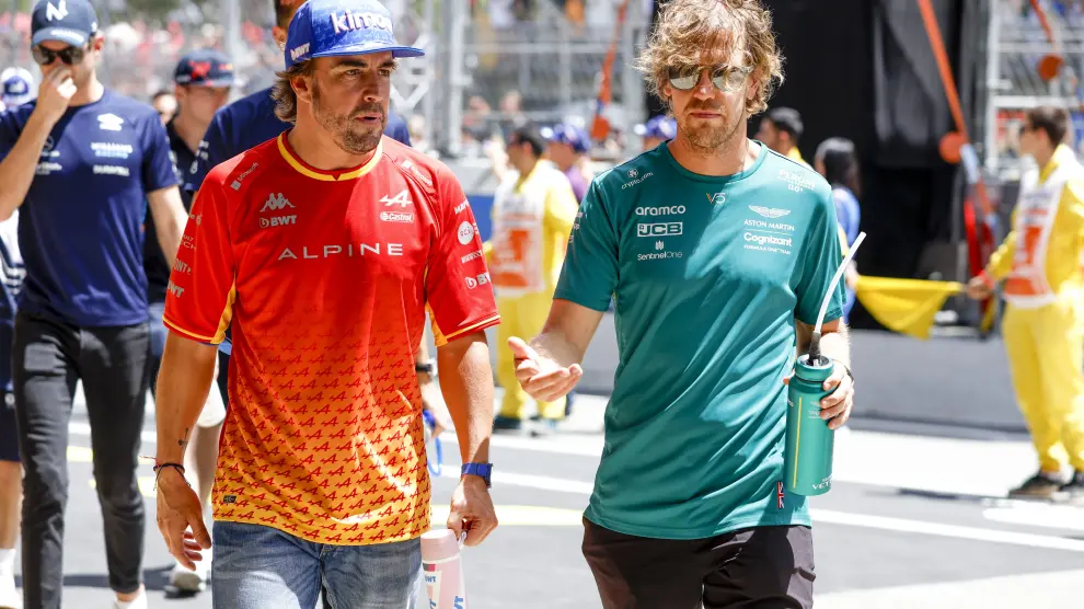 Fernando Alonso junto a Sebastian Vettel en las inmediaciones de Montmeló