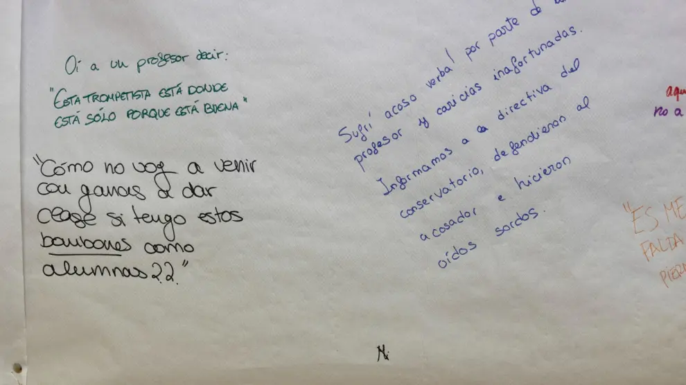 Varios de los mensajes escritos en el muro.