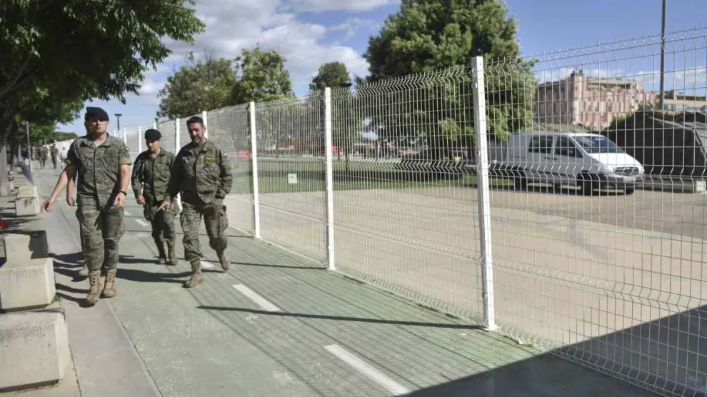 Preparativos en los alrededores del Palacio de Congresos en Huesca por el Día de las Fuerzas Armadas.