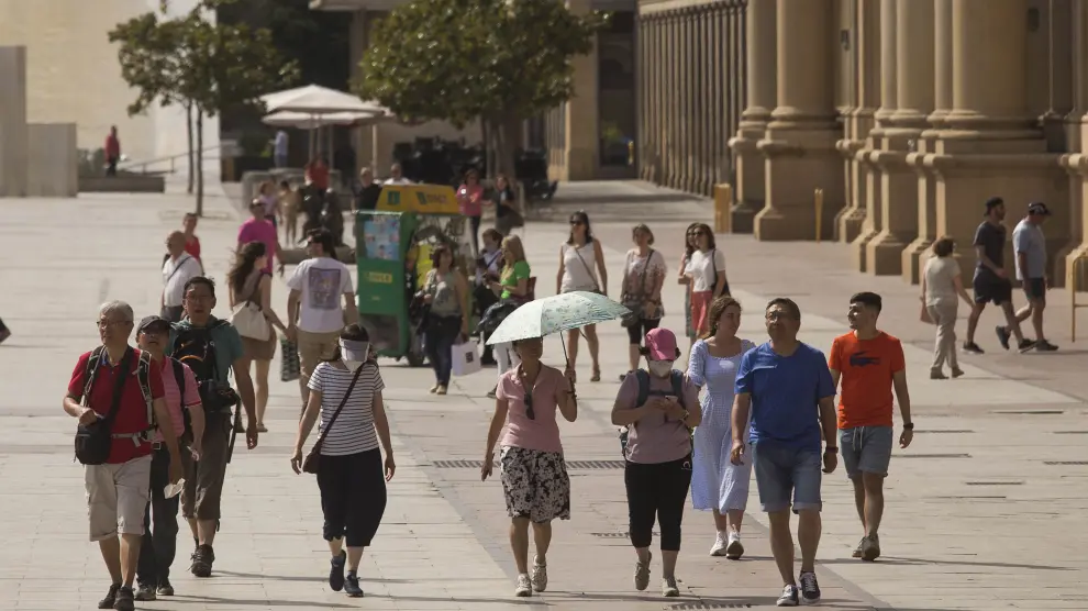 Turistas en la plaza del Pilar de Zaragoza el pasado fin de semana