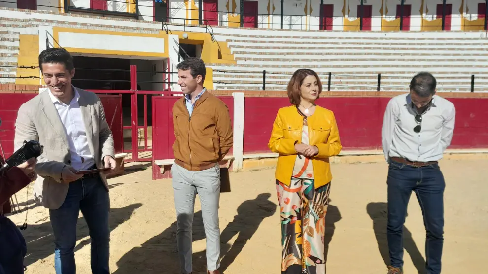 Carlos Méndez, concejal de la plaza de toros; Miguel Cuartero, director de CETA Mar de Nubes; Emma Buj, alcaldesa de Teruel; y Sergio Cerezos, encargado del proyecto de Teruel.