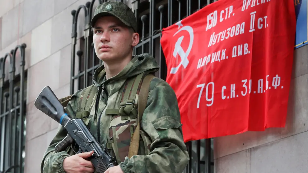 Militar prorruso ante una administración civil en Donetsk.