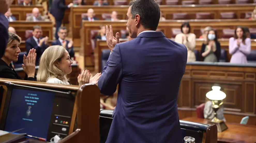 Pedro Sánchez aplaudiendo en el Congreso