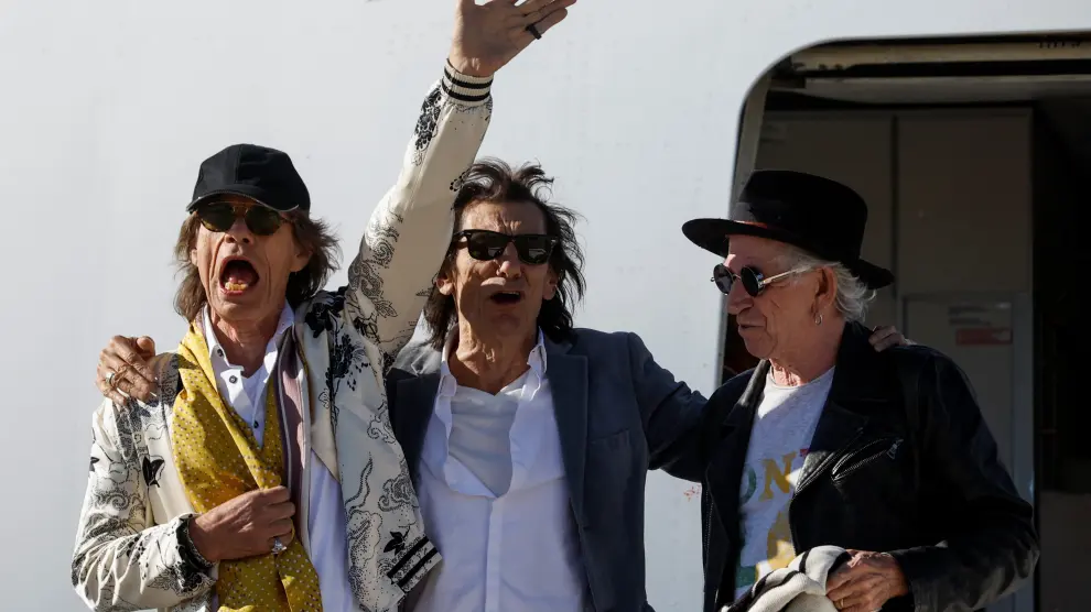 Ronnie Wood and Keith Richards of the Rolling Stones arrive at Adolfo Suarez Madrid-Barajas Airport, in Madrid, Spain, May 26, 2022. REUTERS/Juan Medina MUSIC-ROLLING STONES/SPAIN