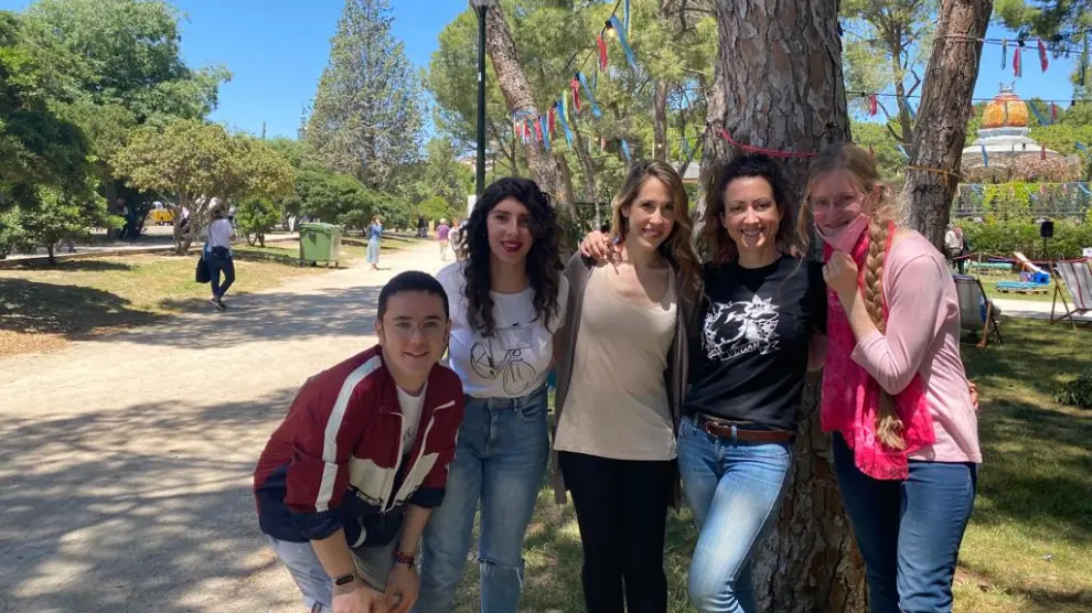 Paula Ferrer, en el medio, junto a sus compañeros del grado de Jardinería y Floristería.