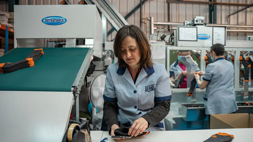Amaya es trabajadora de Calcetines Mingo junto a otra veintena de empleados.