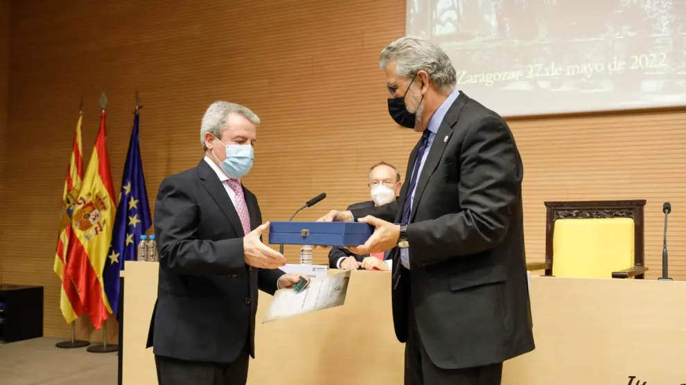 El rector de la Universidad de Zaragoza, José Antonio Mayoral, ha entregado el premio ‘Colegiado de Honor año 2021’ del Colegio de Médicos de Zaragoza al Dr. Francisco Javier Castillo.