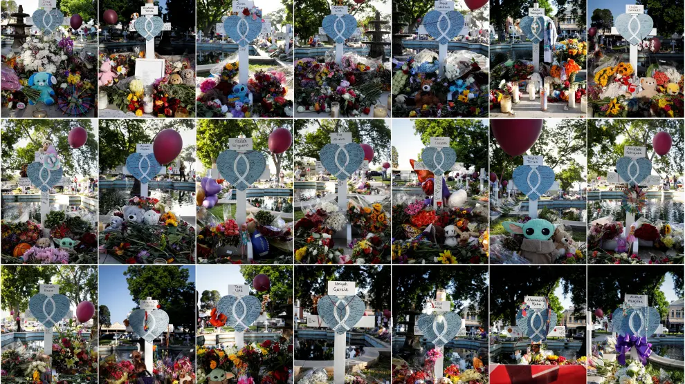 Flores y peluches en recuerdo de los niños asesinados
