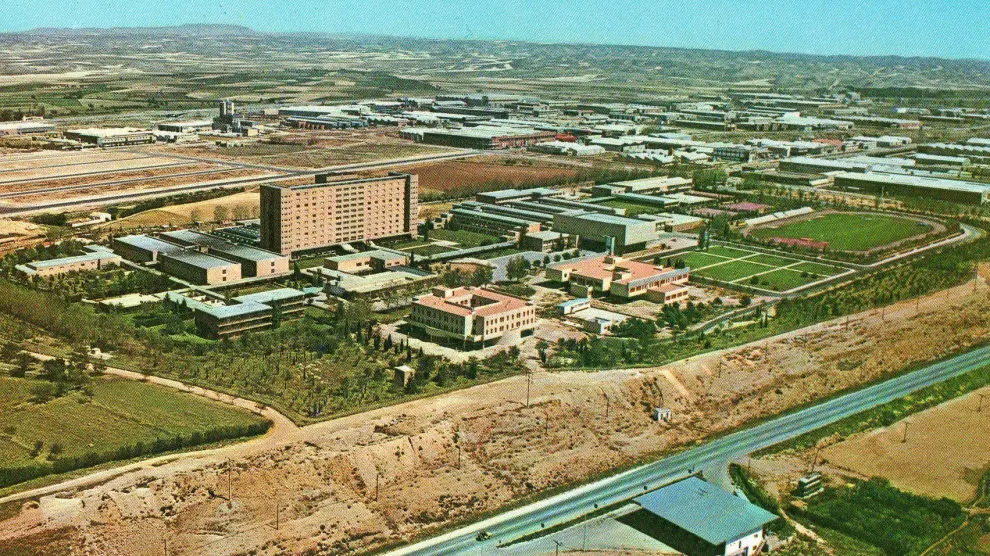 Imagen aérea de la Universidad Laboral cuando estaba en funcionamiento.