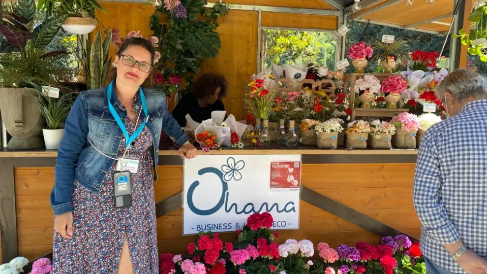 Tania de los Bosques, la dueña de la floristería Ohana, en su puesto de Zaragoza Florece