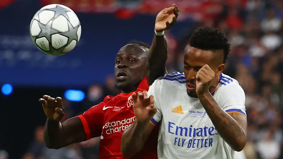 Soccer Football - Champions League Final - Liverpool v Real Madrid - Stade de France, Saint-Denis near Paris, France - May 28, 2022 Liverpool's Virgil van Dijk in action with Real Madrid's Federico Valverde REUTERS/Lee Smith SOCCER-CHAMPIONS-LIV-MAD/REPORT