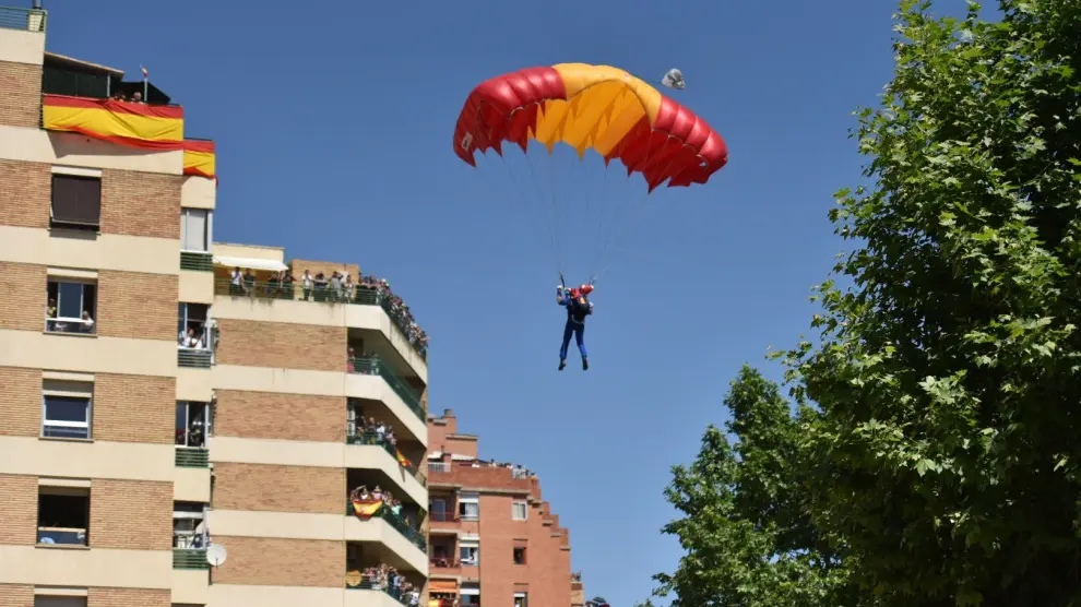 Los paracaidistas, en acción en el Día de las Fuerzas Armadas en Huesca