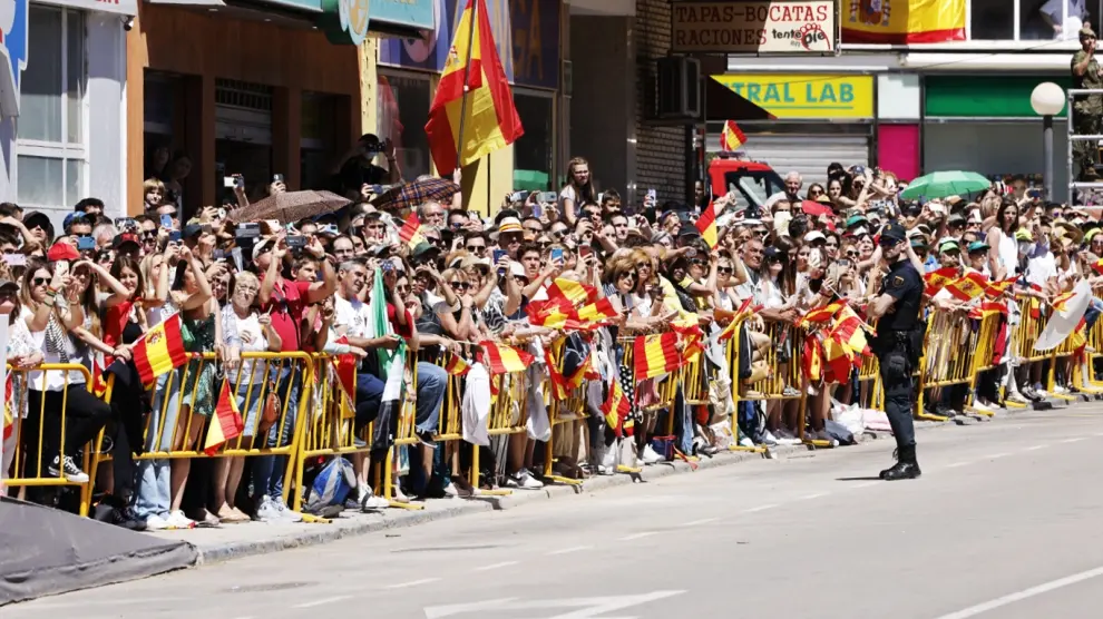 Los Reyes presiden el desfile del Día de las Fuerzas Armadas en Huesca