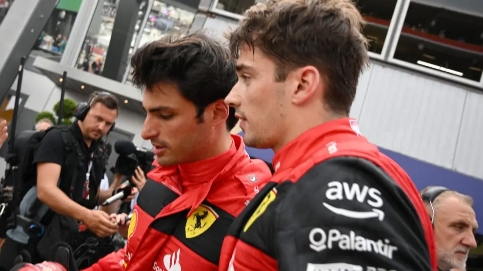 El madrileño Carlos Sainz (izquierda) y el monegasco Leclerc coparán para Ferrari la primera línea del Gran Premio de Mónaco este domingo.