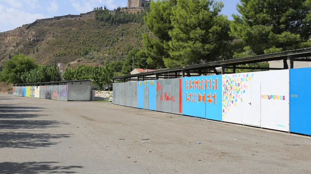 Explanada del aparcamiento en la que el Ayuntamiento de Mequinenza instalará una carpa para las fiestas