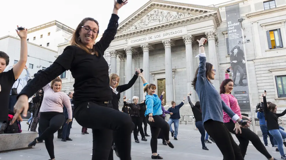 Bailadores de jota aragonesa, ante el Congreso de los Diputados en febrero de 2019.
