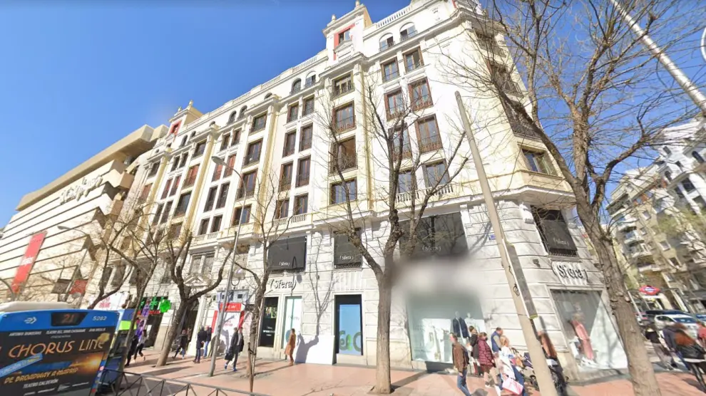 Edificio situado en la confluencia de las calles Goya y Conde Peñalver, donde se edificará el hotel.