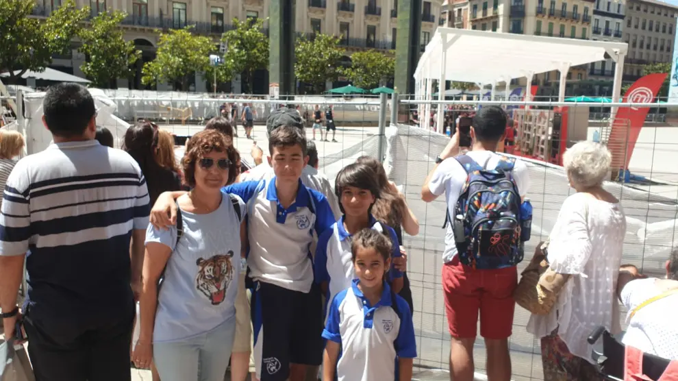 María Luisa Yuste y Noelia Mallado quienes, nada más salir del cole, han acudido junto a sus hijos Rubén Soler y Mariel y Adrián Segura.