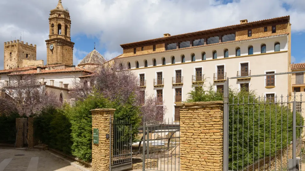 Vista exterior de la hospedería de La Iglesuela del Cid, enmarcada en un casco urbano declarado bien de interés cultural desde 1982.