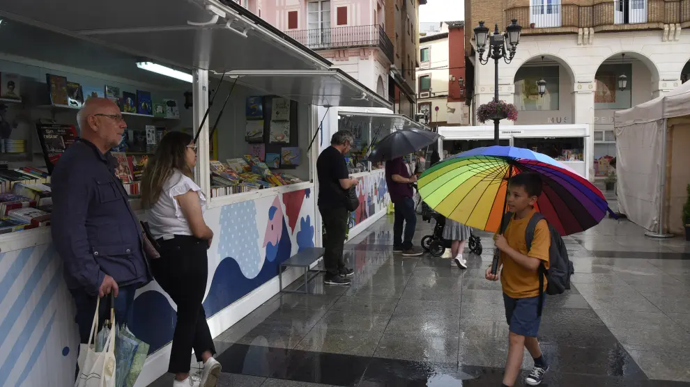La Feria del Libro de Huesca se ha inaugurado este viernes bajo la lluvia.