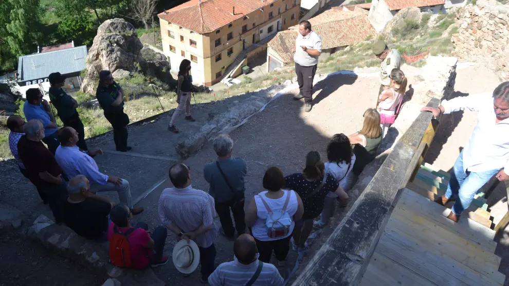 El historiador Rubén Sáez explica la importancia de los restos desenterrados con las catas.