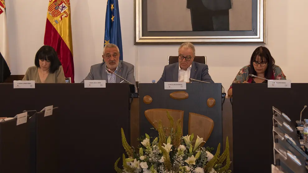 Reunión en Cáceres de la Comisión de Despoblación y Reto Demográfico de la FEMP, presidida por el altoaragonés Miguel Gracia.