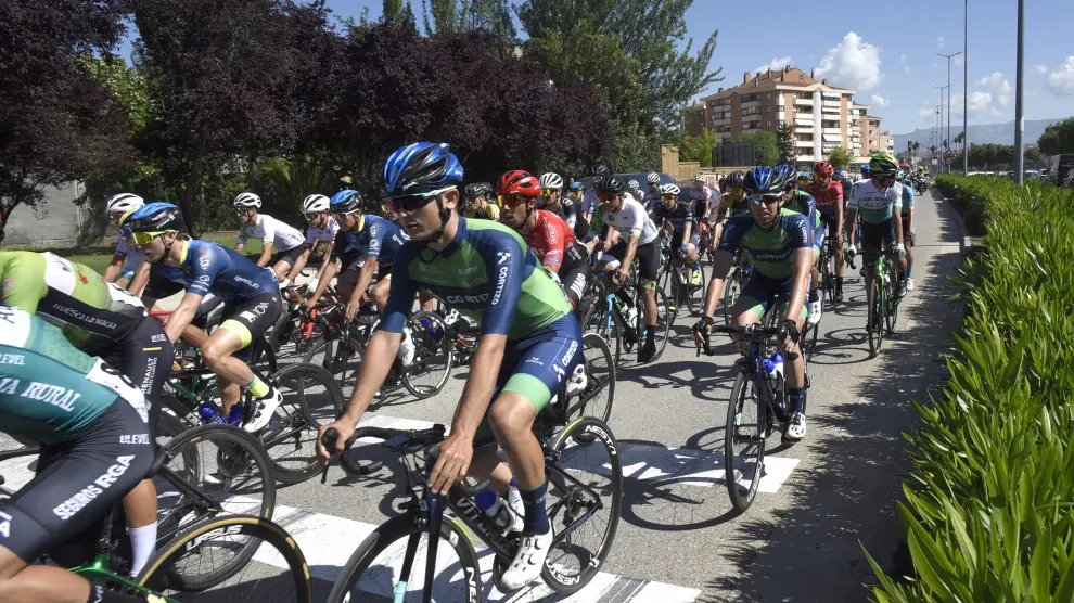 Salida de la carrera ciclista Challenge Guara desde el palacio de congresos en Huesca / 5-6-22 / Foto Javier Navarro[[[FOTOGRAFOS]]]
