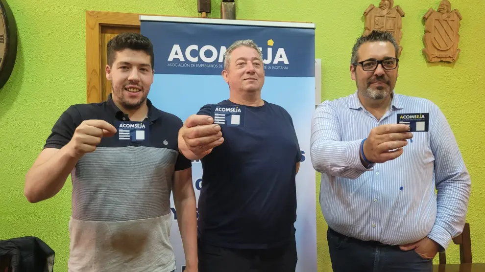 Alejandro Carbonell, Fran Ponce y Josan Piedrafita, de Acomseja, muestran el carnet que acreditará la formación en hostelería.
