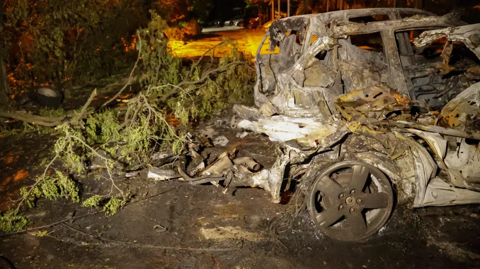 Un coche destruido este domingo en Donetsk.