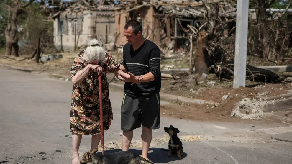 Una anciana reacciona al ver su vivienda destrozada por un ataque ruso en la región de Donetsk